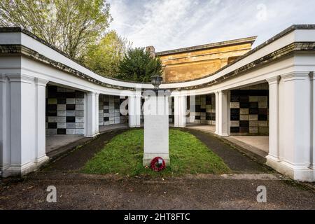 Il monumento commemorativo della seconda guerra mondiale e tombe al cimitero di Arnos vale a Bristol. Foto Stock