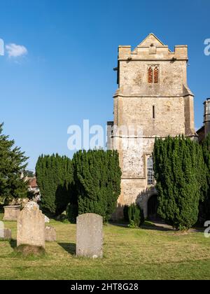 Il sole splende sulla chiesa parrocchiale tradizionale di San Michele e di tutti gli Angeli ad Atworth, Wiltshire. Foto Stock