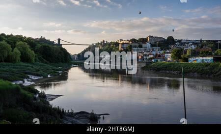 Le mongolfiere galleggiano sul ponte sospeso Clifton e sul paesaggio urbano di Bristol. Foto Stock