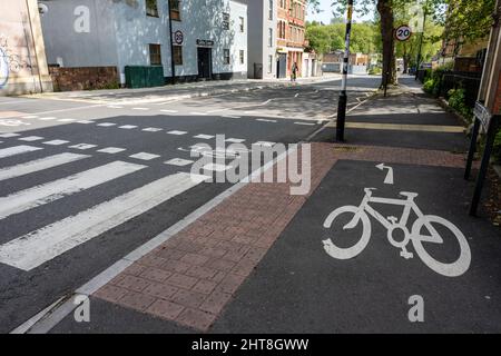 Una traversata in zebra parallela collega marciapiedi a uso comune su una pista ciclabile a Bristol. Foto Stock