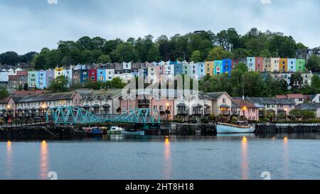 Colorate case terrazzate fieggiano una collina sopra il Porto galleggiante di Bristol. Foto Stock