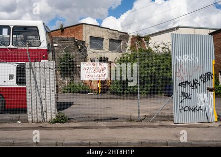 Un vecchio autobus a due piani è parcheggiato accanto a laboratori industriali leggeri su gas Lane, un'area di rigenerazione interna della città in programma per il rinnovamento urbano a Brist Foto Stock