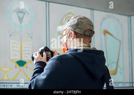 Scatto verticale di un fotografo che scatta foto Foto Stock