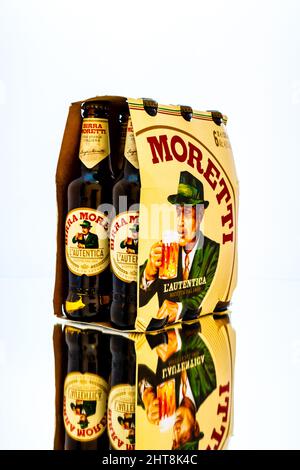 6 confezioni di birra Birra Moretti. Bucarest, Romania, 2021 Foto Stock