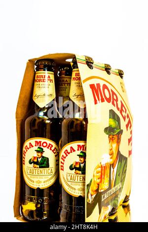 6 confezioni di birra Birra Moretti. Bucarest, Romania, 2021 Foto Stock