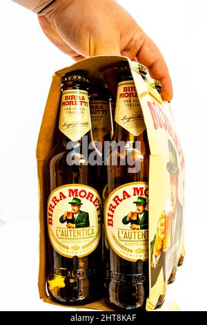 Primo piano di una mano che contiene le 6 confezioni di birra Birra Moretti. Bucarest, Romania, 2021 Foto Stock