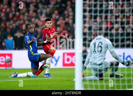 Edouard Mendy, portiere del Chelsea, salva un colpo da Luis Diaz di Liverpool durante la finale della Carabao Cup al Wembley Stadium di Londra. Data foto: Domenica 27th febbraio, 2022. Foto Stock