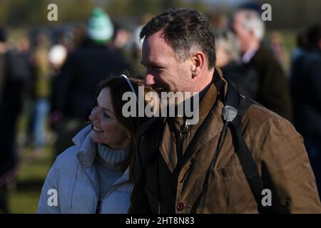 Larkhill, Wiltshire, UK, 27th Fenruary, 2022. Da sinistra a destra Geri Halliwell e Christian Horner OBE (Principal della Red Bull Racing) al South & West Wilts Hunt Point-to-Point. Credit: Peter Nixon/Alamy Live News Foto Stock