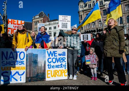 Amsterdam, Paesi Bassi. 27th Feb 2022. I manifestanti hanno tessere durante una protesta anti-guerra contro l'invasione russa dell'Ucraina.la comunità Ucraina, la comunità russa e diverse organizzazioni non governative nei Paesi Bassi, accompagnate da migliaia di persone si sono riunite in piazza Dam per protestare contro Putin e l'invasione russa dell'Ucraina. Credit: SOPA Images Limited/Alamy Live News Foto Stock