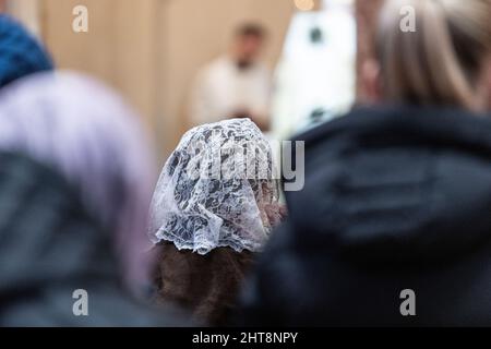 New York, NY - 27 febbraio 2022: La gente prega durante la messa di Domenica mattina alla chiesa cattolica Ucraina di St. George Foto Stock