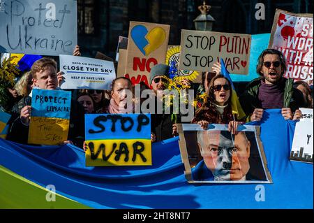 Amsterdam, Paesi Bassi. 27th Feb 2022. I manifestanti hanno tessere durante una protesta anti-guerra contro l'invasione russa dell'Ucraina.la comunità Ucraina, la comunità russa e diverse organizzazioni non governative nei Paesi Bassi, accompagnate da migliaia di persone si sono riunite in piazza Dam per protestare contro Putin e l'invasione russa dell'Ucraina. Credit: SOPA Images Limited/Alamy Live News Foto Stock