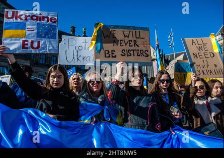 Amsterdam, Paesi Bassi. 27th Feb 2022. I manifestanti hanno tessere durante una protesta anti-guerra contro l'invasione russa dell'Ucraina.la comunità Ucraina, la comunità russa e diverse organizzazioni non governative nei Paesi Bassi, accompagnate da migliaia di persone si sono riunite in piazza Dam per protestare contro Putin e l'invasione russa dell'Ucraina. Credit: SOPA Images Limited/Alamy Live News Foto Stock