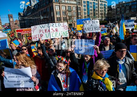 Amsterdam, Paesi Bassi. 27th Feb 2022. I manifestanti hanno tessere durante una protesta anti-guerra contro l'invasione russa dell'Ucraina.la comunità Ucraina, la comunità russa e diverse organizzazioni non governative nei Paesi Bassi, accompagnate da migliaia di persone si sono riunite in piazza Dam per protestare contro Putin e l'invasione russa dell'Ucraina. Credit: SOPA Images Limited/Alamy Live News Foto Stock