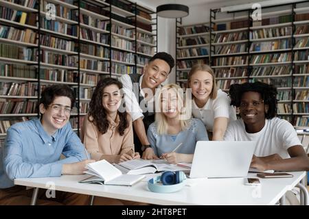 Ritratto di sei gioiosi studenti multietnici che lavorano al progetto. Foto Stock