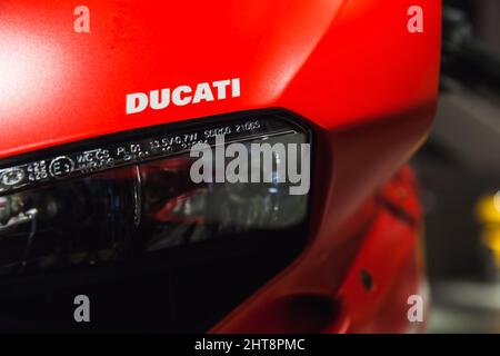 San Pietroburgo, Russia - 3 aprile 2019: Il marchio Ducati è su una bicicletta sportiva rossa, foto ravvicinata Foto Stock