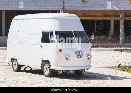 Bavaro, Repubblica Dominicana - 15 gennaio 2020: Pulmino Volkswagen tipo 2 bianco, modifica del bus commerciale su ordinazione. Un veicolo commerciale leggero si trova su una città Foto Stock