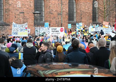 Folla di persone che protestano contro l'invasione russa dell'Ucraina: Manifestazione contro le proteste belliche ad Aarhus, Danimarca, il 26 febbraio 2022. Foto Stock