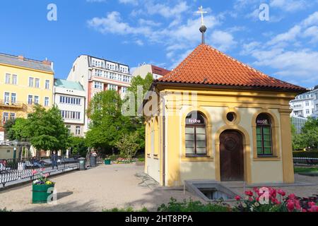 Praga, Repubblica Ceca - 30 aprile 2017: Vista giardino francescano in una giornata di sole Foto Stock