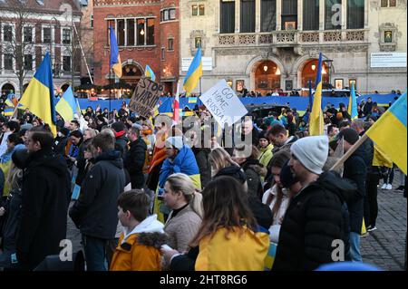 Folla di persone che protestano contro l'invasione russa dell'Ucraina: Manifestazione contro le proteste belliche ad Aarhus, Danimarca, il 26 febbraio 2022. Foto Stock