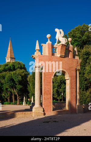 Parco pubblico 'Giardini del Frontone' di Perugia con il campanile di San Pietro sullo sfondo Foto Stock