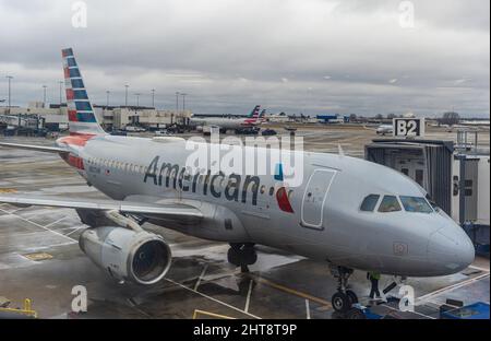 Charlotte, North Carolina/USA - Febbraio 8 2022: American Airlines è attraccata all'aeroporto internazionale Charlotte Douglas. Foto Stock