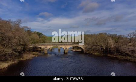 Un ponte che attraversa il fiume Lune a Crook o Lune in Lancashire, Regno Unito Foto Stock