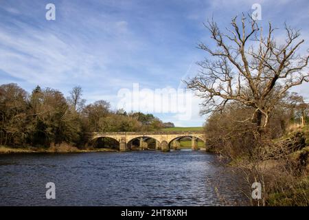 Un ponte che attraversa il fiume Lune a Crook o Lune in Lancashire, Regno Unito Foto Stock