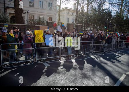 Londra, Regno Unito, 27th febbraio 2022 persone si sono riunite fuori dall'Ambasciata russa a Londra per protestare contro i recenti attacchi della Russia all'Ucraina. Foto Stock