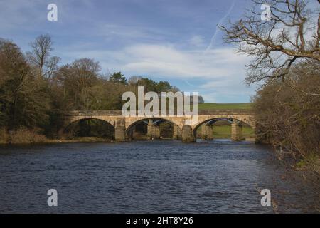 Un ponte che attraversa il fiume Lune a Crook o Lune in Lancashire, Regno Unito Foto Stock