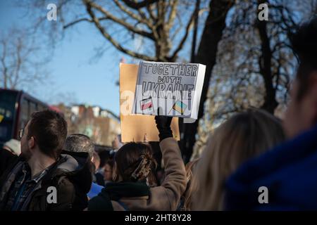 Londra, Regno Unito, 27th febbraio 2022 persone si sono riunite fuori dall'Ambasciata russa a Londra per protestare contro i recenti attacchi della Russia all'Ucraina. Foto Stock