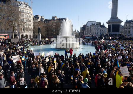Folla che protestava contro l'invasione russa dell'Ucraina, Trafalgar Square, Londra, Regno Unito, 27 febbraio 2022 Foto Stock