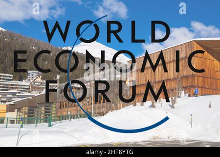 Logo del WEF (World Economic Forum), sullo sfondo il centro congressi di Davos Foto Stock