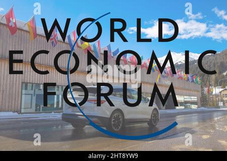 Logo del WEF (World Economic Forum), sullo sfondo il centro congressi di Davos Foto Stock