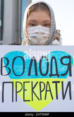 Seul, Corea del Sud. 27th Feb 2022. Un protessore tiene un cartello durante un raduno contro l'invasione russa dell'Ucraina a Seoul. Credit: SOPA Images Limited/Alamy Live News Foto Stock