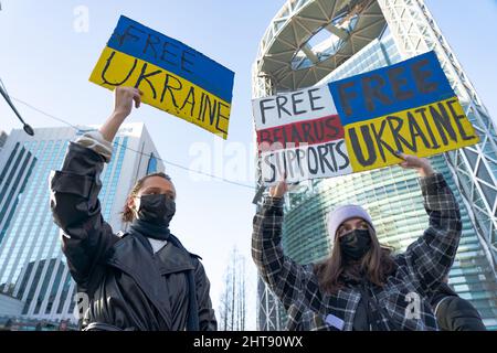 Seul, Corea del Sud. 27th Feb 2022. I manifestanti tengono cartelli durante un raduno contro l'invasione russa dell'Ucraina a Seoul. Credit: SOPA Images Limited/Alamy Live News Foto Stock