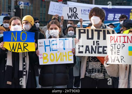 Seul, Corea del Sud. 27th Feb 2022. I manifestanti tengono cartelli durante un raduno contro l'invasione russa dell'Ucraina a Seoul. Credit: SOPA Images Limited/Alamy Live News Foto Stock