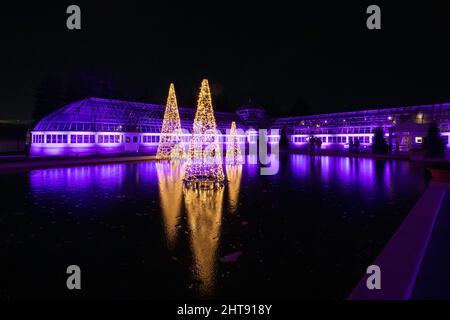 La mostra Winter GLOW al New York Botanical Garden nel Bronx, New York nel 2022 Foto Stock