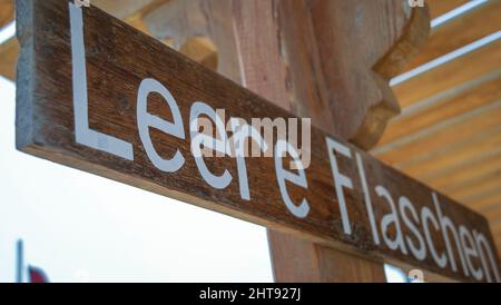 Primo piano del cartello di legno che dice bottiglie vuote. Foto Stock