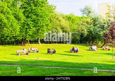 Persone che riposano su un prato nella zona di Piastowskie nel parco Foto Stock