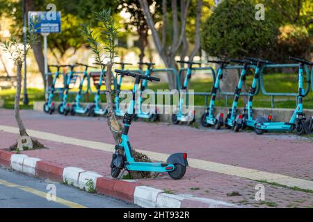 Turchia - scooter elettrici utilizzati per il trasporto urbano ad Antalya Foto Stock