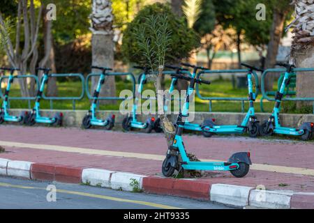 Turchia - scooter elettrici utilizzati per il trasporto urbano ad Antalya Foto Stock