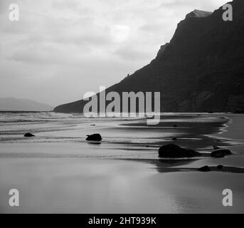 Spiaggia selvaggia, Caleta de Famara, a nord di Lanzarote, Isole Canarie, Spagna Foto Stock