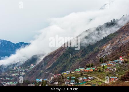 Villaggio di Lachung nella valle di montagna coperta di nebbia, Sikkim, India Foto Stock