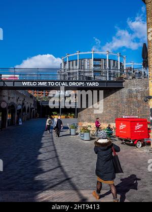 Gocce di carbone cantiere Kings Cross London - acquirenti e diners sul livello inferiore del carbone gocce di sviluppo del cantiere in Kings Cross area di Londra. Foto Stock