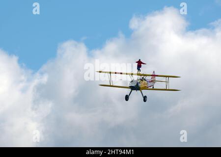 Wingwalking all'Headcorn Airfield Foto Stock