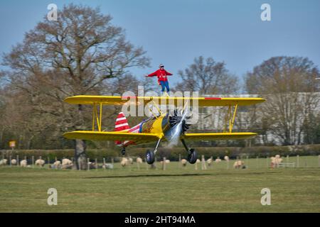 Wingwalking all'Headcorn Airfield Foto Stock