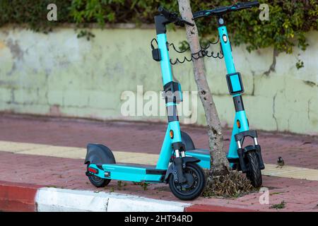 Turchia - scooter elettrici utilizzati per il trasporto urbano ad Antalya Foto Stock