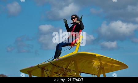 Wingwalking all'Headcorn Airfield Foto Stock