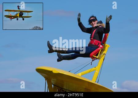 Wingwalking all'Headcorn Airfield Foto Stock