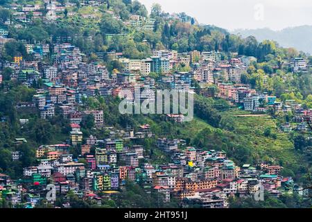 Case colorate sulla collina, Gangtok, Sikkim, India Foto Stock